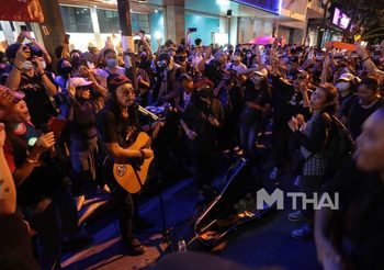 คณะราษฎร จัด “ศิลปะราษฎร” แฟชั่นโชว์-แสดงศิลปะ ถนนสีลม