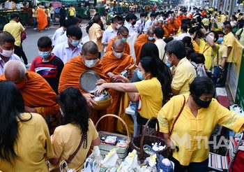 พสกนิกร ร่วมตักบาตรถวายเป็นพระราชกุศล ในหลวง ร.9