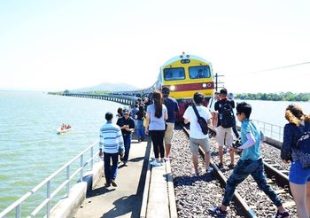 Unseen Thailand “นั่งรถไฟลอยน้ำ” กรุงเทพ – เขื่อนป่าสักชลสิทธิ์ สัมผัสโมเมนต์สุดชิลและวิวสวยๆ