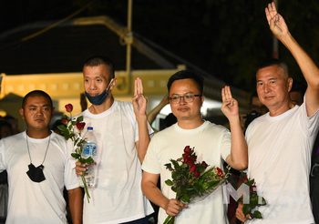 ปล่อยตัว อานนท์ ,สมยศ, เอกชัย ,สุรนาถ หลังศาลยกคำร้องขอฝากขัง