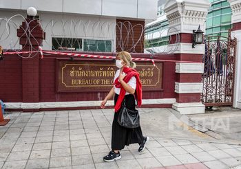 สำนักทรัพย์สินฯ กั้นลวดหนาม รับม็อบราษฎร 25 พ.ย.นี้