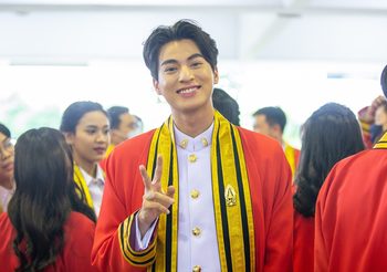 กลัฟ คณาวุฒิ รับปริญญา มจธ. แฟนคลับร่วมยินดีเปย์ของขวัญกว่าล้านบาท