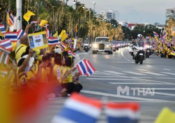 ในหลวง -​ พระราชินี ทรงพระดำเนิน เยี่ยมราษฎร​ ที่มาเฝ้าฯรับเสด็จ