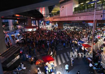 มวลชนราษฎรฝั่งธน รวมตัว ประกาศไม่ลดเพดานข้อเรียกร้อง