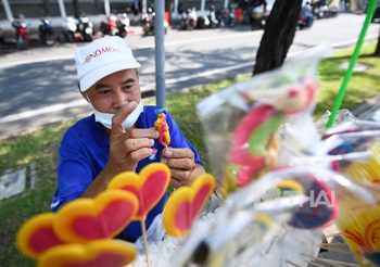 พอมีพอกินกับอาชีพขาย “น้ำตาลปั้น” ที่เริ่มเลือนหายไป