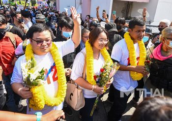เพนกวิน-ไมค์-รุ้ง-ไบร์ท รับทราบข้อกล่าวหา ม.112 สภ.เมืองนนทบุรี