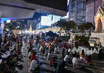 คนโสดแห่ขอพร ‘พระตรีมูรติ’ แบบเว้นระยะ เปิดฤกษ์ดี-เคล็ดลับ ไหว้ให้สมหวัง
