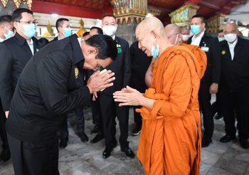 ‘บิ๊กตู่’ เข้ากราบสักการะหลวงพ่อวัดบ้านแหลม ก่อนลุ้นศาลตัดสินคดีบ้านพักหลวง
