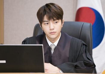 “แอล วง INFINITE” ในบทบาทหนุ่มผู้พิพากษา จากซีรีส์ “Ms.Hammurabi ยอดทีมตุลาการ”