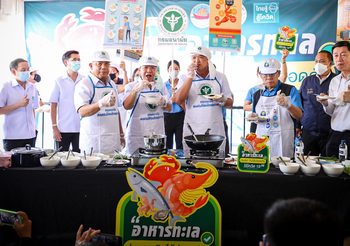 ‘อนุทิน’ ลงพื้นที่สมุทรสาคร ตรวจ รพ.สนาม-ทานกุ้งโชว์