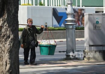 ลุงไล กว่า 30 ปีในการขายข้าวหมาก