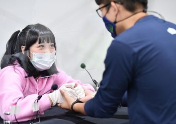 ส่งต่อความสุขท้ายปี BNK48 และ CGM48 มอบรอยยิ้มและความห่วงใยผ่านงานจับมือ เตรียมพร้อมกิจกรรม 2-shot ในปี 64