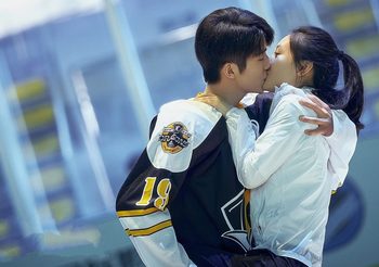 ชวนฟินจิกหมอนขาด ในซีรีส์จีนโรแมนติก “Skate into Love”