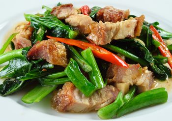 วิธีทำ คะน้าหมูกรอบ เมนูยอดฮิต อร่อย ทำกินเองง่ายๆ