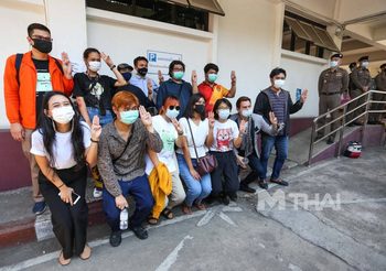 แกนนำราษฎร เข้าฟังวันนัดส่งตัวอัยการ เผยโควิดทำให้ไม่สะดวกชุมนุม อนาคตมีต่อแน่นอน
