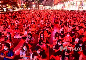 ประชาชนนับพัน ร่วมพิธีบวงสรวง ‘พระตรีมูรติ’ ขอรักครั้งใหญ่