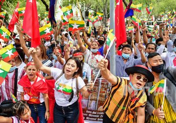 ‘ชาวเมียนมา’ นัดหยุดงาน ชุมนุมหน้า UN ต้านรัฐประหาร