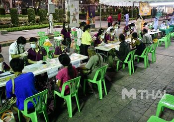 กทม. ตรวจสุขภาพคนไร้ที่พึ่งรอบสนามหลวง เอ็กซเรย์ปอด-ตรวจเอดส์