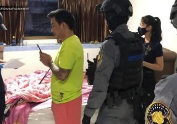 บุกรวบ!! ‘เสี่ยโป้’ คาบ้านพัก ผิด 2 ข้อหาพนันออนไลน์