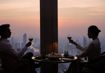 ฉลองเทศกาลแห่งความรักปีนี้ที่ มหานคร แบงค็อก สกายบาร์ กับดินเนอร์หรู 2 สไตล์ “Love at First Bite” และ “A Romantic Escapade” บนห้องอาหารที่สูงที่สุดในประเทศไทย