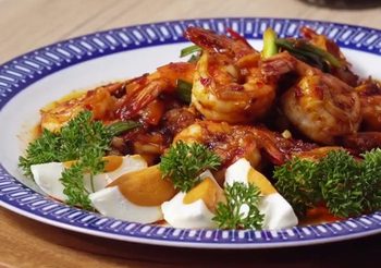 วิธีทำ กุ้งผัดพริกเผาไข่เค็ม สูตรอาหารไทยทำง่าย อิ่มอร่อย