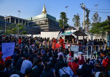 ประมวลภาพ ม็อบ20กุมภา อภิปรายนอกสภา แจงไม่พอใจผลลงมติ ย้ำไม่ใช้ความรุนแรง