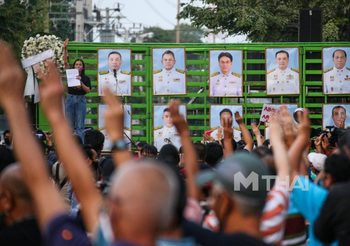 ประมวลภาพ เวทีม็อบเฟสต์ หลังเปิดเวทีปราศรัยคู่ขนาน อภิปรายในสภา