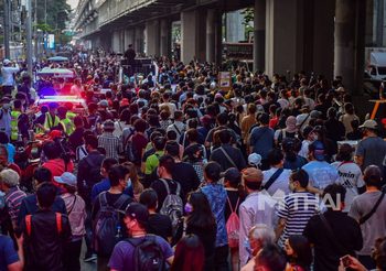 ประมวลภาพ ม็อบตำรวจล้มช้าง ที่แยกราชประสงค์