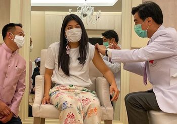 “เจ้าฟ้าสิริวัณณวรีฯ” ทรงรับการฉีดวัคซีนโควิด แอสตราเซเนกา