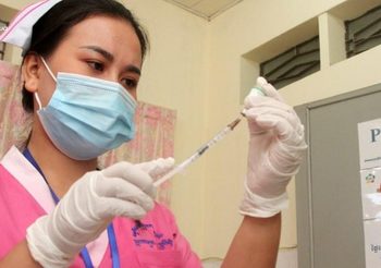 กัมพูชาชวน ‘พนักงานเก็บขยะ’ ฉีดวัคซีนโควิด-19 ฟรี