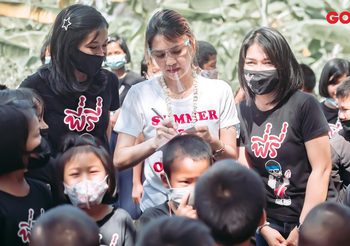 พั้นช์ วรกาญจน์ อิ่มบุญอิ่มใจ! มอบเงินทุนและอุปกรณ์การศึกษาให้นักเรียน จ. สกลนคร