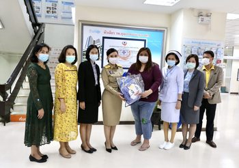 “สุชาติ” รมว.แรงงาน มอบ นางธิวัลรัตน์ ที่ปรึกษาแรงงาน มอบสิทธิฯ กรณีตายแก่ทายาทผู้ประกันตนที่เสียชีวิต จากเหตุการณ์เพลิงไหม้หมู่บ้านกฤษดานคร 31
