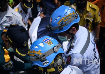 นำธงชาติคลุมร่างกู้ภัย เสียชีวิตขณะปฏิบัติหน้าที่เหตุอาคารถล่ม