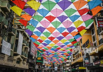 ว่าวปักเป้า! สร้างสีสันบน ‘ถนนข้าวสาร’ ในวันเงียบเหงาหลังโควิด-19 ซ้ำ