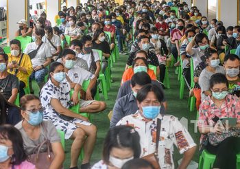 ประชาชนรับการฉีดวัคซีนโควิด-19 เข็มที่ 2 เขตบางแค วันสุดท้าย