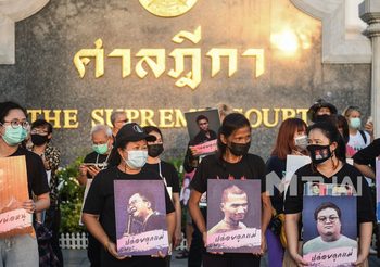 “แม่เพนกวิน แม่รุ้ง แม่ไมค์ แม่ของอานนท์” ร่วมจุดยืนหยุดขังกับ ‘คณะราษมัม’
