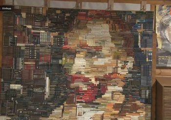 ศิลปินสเปนสร้างภาพเหมือน ‘แวน โก๊ะ’ ด้วยหนังสือ 2,400 เล่ม
