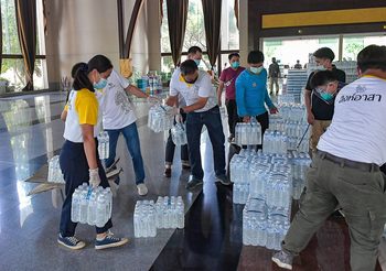 สิงห์อาสา เติมน้ำดื่มเข้า รพ.สนาม จ.เชียงใหม่ สนับสนุนทีมแพทย์-พยาบาล พร้อมรองรับผู้ป่วยโควิด-19 ระลอก3