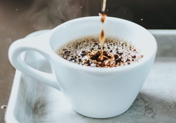 ข้อดีของการ ดื่มกาแฟ ที่มีคาเฟอีนธรรมชาติ เรื่องน่ารู้เกี่ยวกับการดื่มกาแฟ