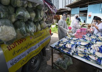 แบ่งปันน้ำใจ บอย-เจี๊ยบ จัดรถพุ่มพวงแจกของให้ชุมชนได้อิ่มท้อง