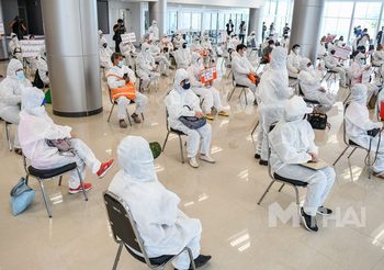 กลุ่มผู้เสียหายคดี “ประสิทธิ์ เจียวก๊ก” สวมชุด PPE ร้องให้ติดตามอายัดทรัพย์ผู้ต้องหา