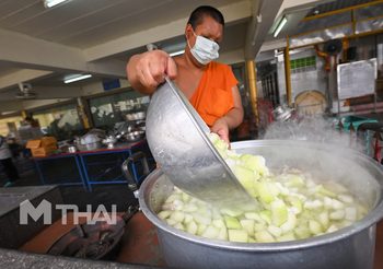 พระลูกวัดคลองเตยนอก ทำโรงทานแจกอาหารผู้ได้รับผลกระทบโควิด-19