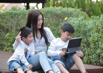 ‘เอิร์น’ ส่งต่อความห่วงใยสู่แม่ลูกอ่อน ชวนเพื่อนๆ ร่วมทำกล่องปันสุข มอบยามวิกฤติ