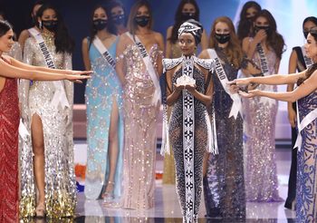 ช็อตนี้จะเป็นตำนาน จับมือทิพย์ ก่อนประกาศผล มิสยูนิเวิร์ส 2020 ในยุคโควิด19