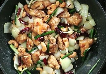 วิธีทำ ไก่ผัดเม็ดมะม่วง เมนูอาหารทำง่าย อร่อยกลมกล่อม