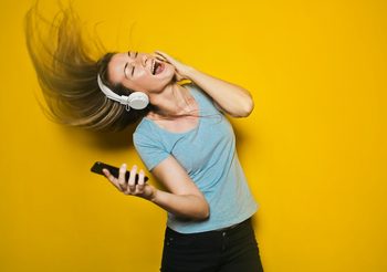 ควรระวัง! ฟังเพลงเสียงดัง เสี่ยงหูเสื่อม ทำให้เกิดการสูญเสียการได้ยิน