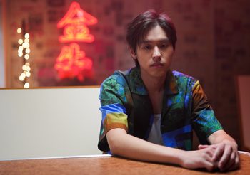 Billkin ถ่ายทอดอีกเวอร์ชั่นของ “หลอกกันทั้งนั้น” (Fake News) เพลงประกอบซีรีส์ แปลรัก2