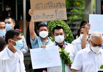 กลุ่มประชาชนและผู้มีอาชีพขับรถแท็กซี่ ยื่นหนังสือให้กำลังใจนายกฯ