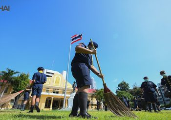 กลุ่มนักเรียนดี จิตอาสาร่วมทำความสะอาด พร้อมยื่น จม. ให้กำลังใจ ‘ตรีนุช’