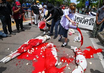 กลุ่มไพร่พลและกลุ่มเด็กปากแจ๋ว บุกกระทรวงทวงวัคซีนโควิด-19